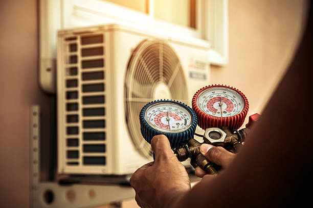 Professional Hvac Installation technician working in Smithville, TX